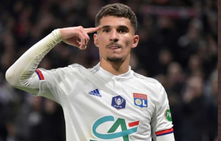 而在中场位置上,值得期待的面孔则是乌桑-阿瓦尔,22岁的里昂中场在