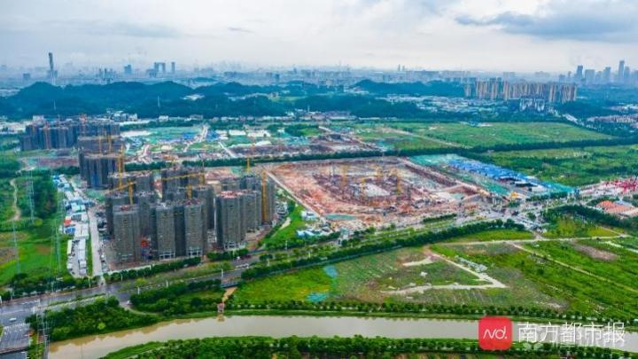 恒大新球场进度:塔吊陆续进场,22年投入使用,可容纳十万人