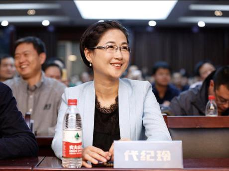 胡老板的关系找来了央视河南站站长,一个搞新闻媒体的当球队董事长代