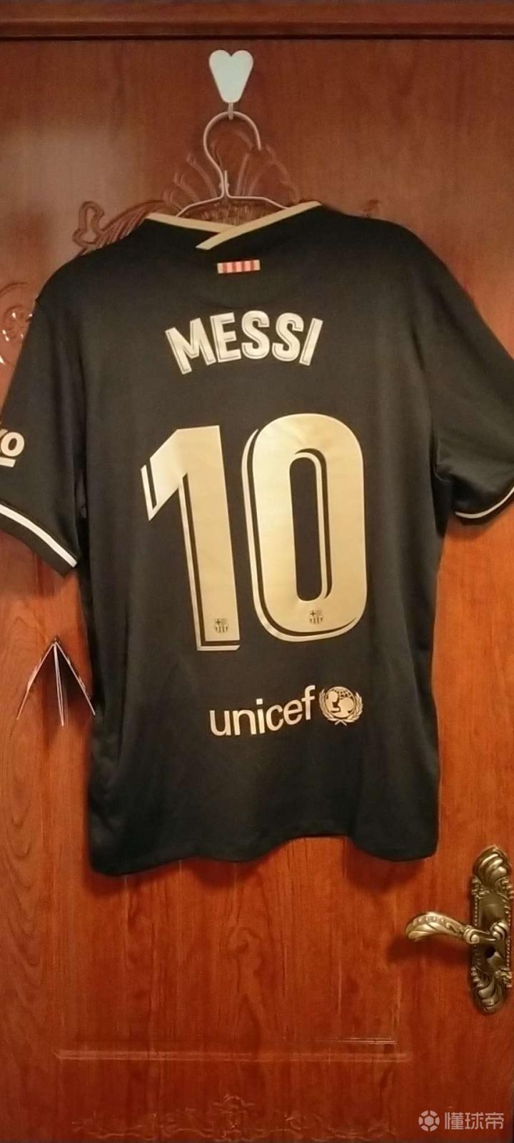 求大佬看看这个巴萨客场黑金球迷版海口巴萨