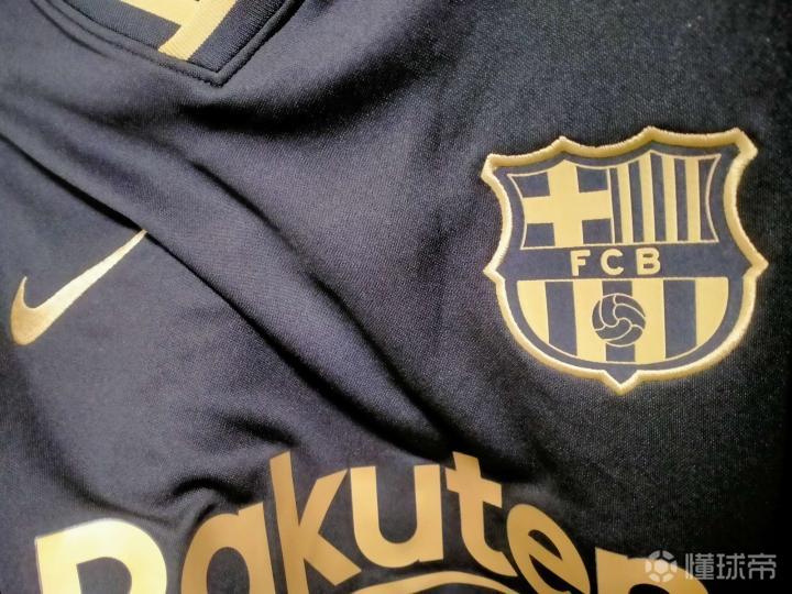 求大佬看看这个巴萨客场黑金球迷版海口巴萨