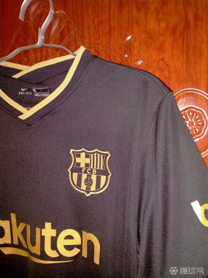 求大佬看看这个巴萨客场黑金球迷版海口巴萨