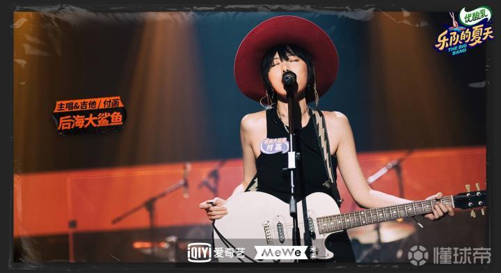 王梓:大家好我是后海大鲨鱼的前锋王梓!付菡:大家好我是中场付菡.