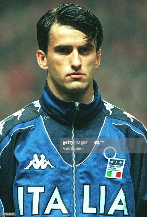 右路是他的乌迪内斯嫡系赫尔维格,所以根本没有想要接纳帕努奇的意思