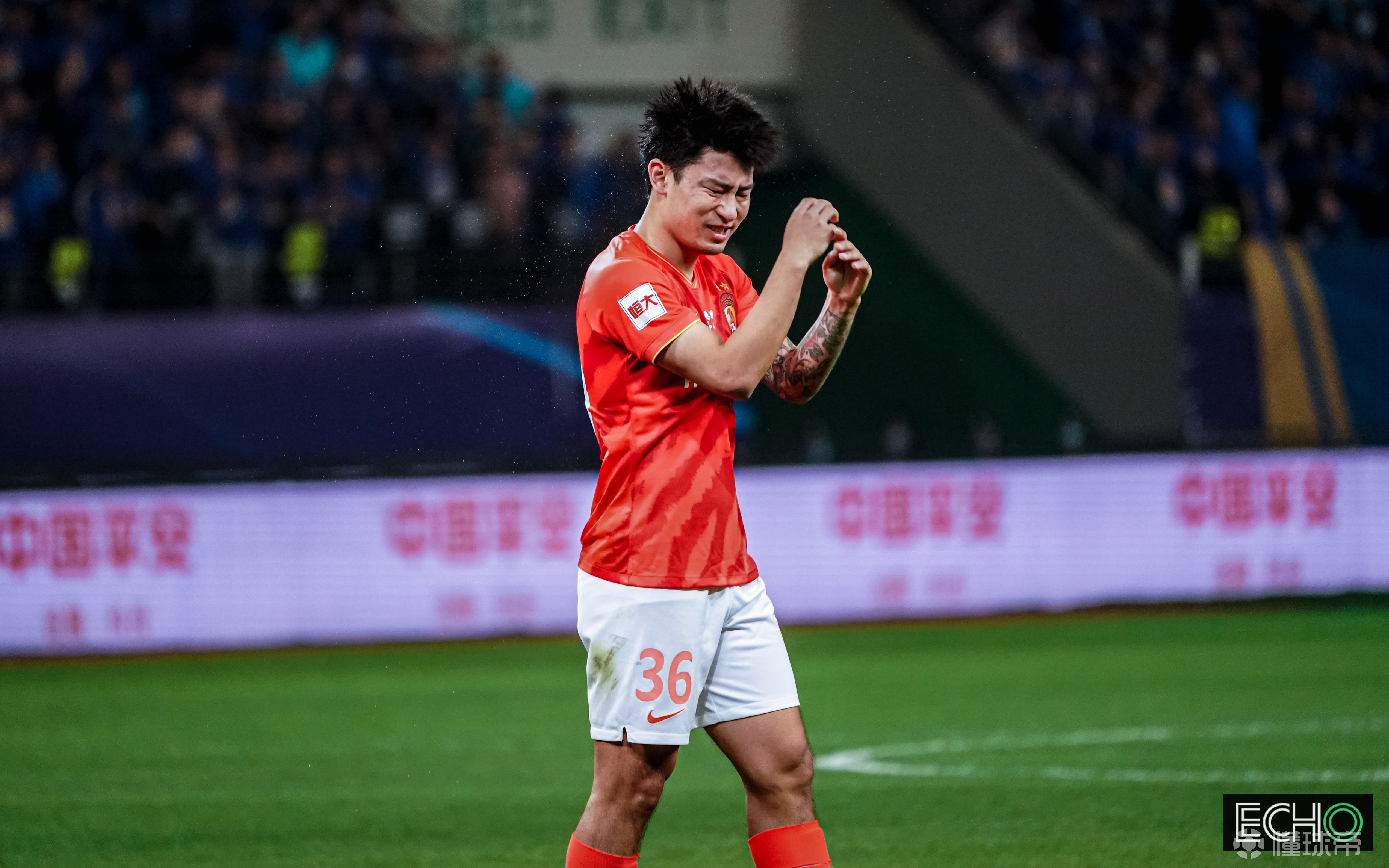 在何超被罚下的那一刻,广州恒大的替补席让人们知道.