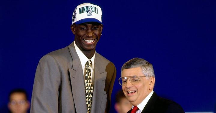 1995年选秀排在加内特前面的4人成就有他高吗?