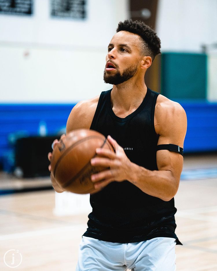 小学生也练成魔鬼筋肉人?库里新训练照曝光,粗壮手臂引热议