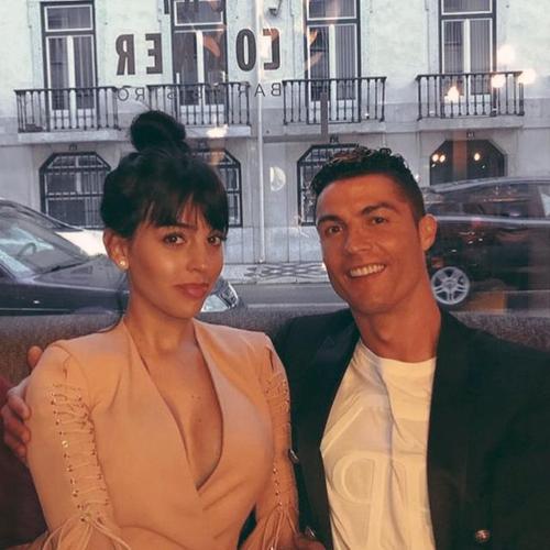 c罗与女友乔治娜的感情很好,公开之后一直成双入对地出席各种颁奖与