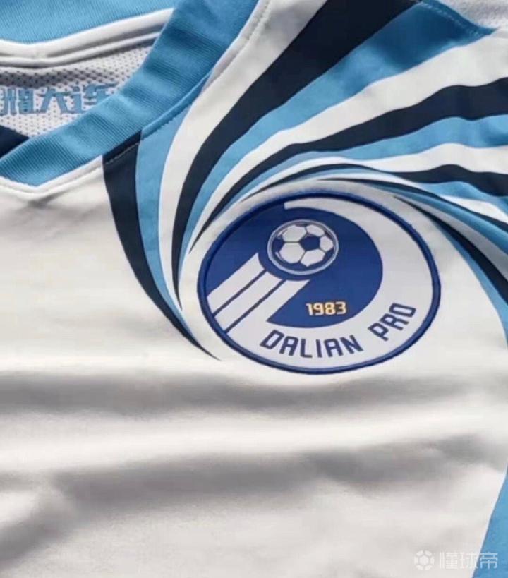 2021大连人客场球衣曝光白底色搭配三色海浪条纹