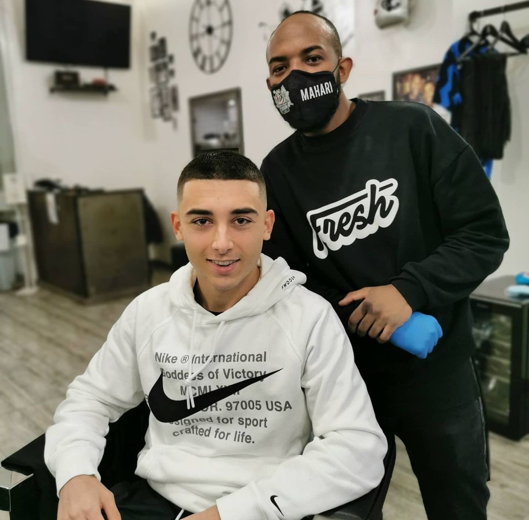 日前,他到当地一家著名的发型屋理了一个精神的短发.