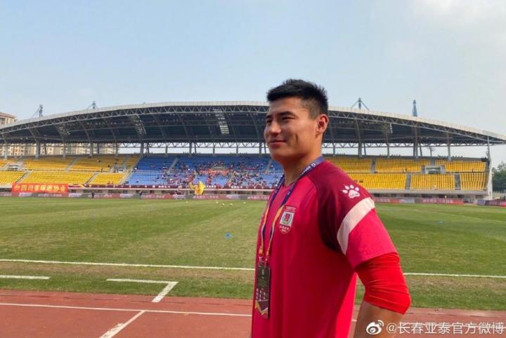 配图为长春亚泰前锋程长城正在海口集训的中国u21国足