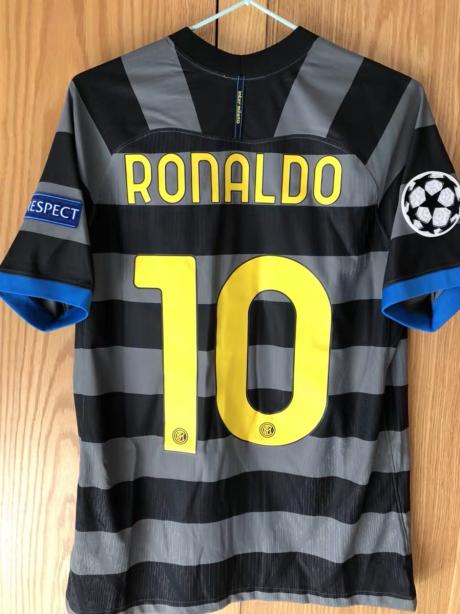 罗纳尔多真不愧是外星人啊这围追堵截的依旧把球带