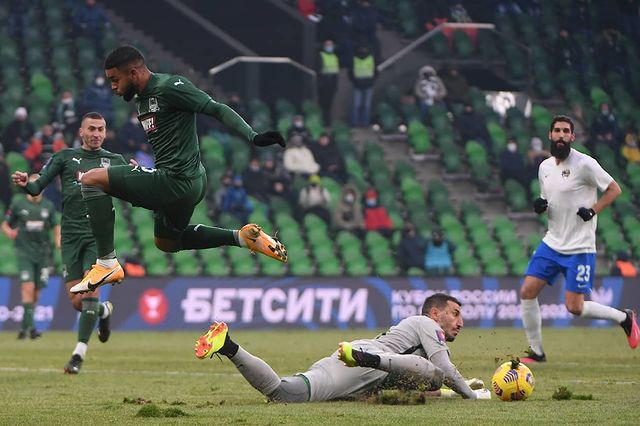 帮助索契一度两球领先;荷兰中场维列纳在第63分钟替补登场,并在第81