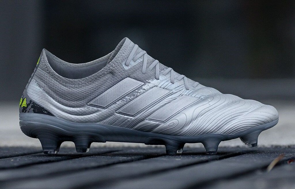 阿迪达斯copa20最初于2019年10月26日的encryption code套装亮相,不久