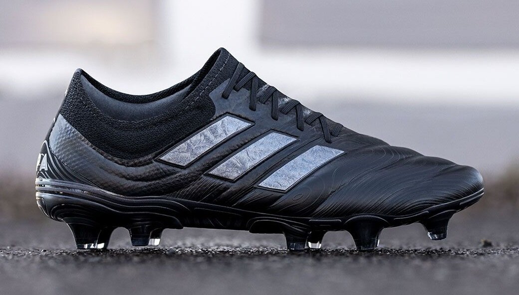 阿迪达斯copa20最初于2019年10月26日的encryption code套装亮相,不久