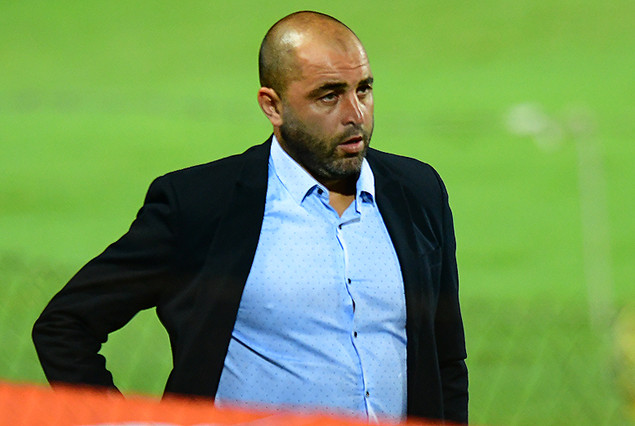 安德烈斯-洛佩斯右路传中,主队球员禁区内连续射门都被挡出,最后胡安