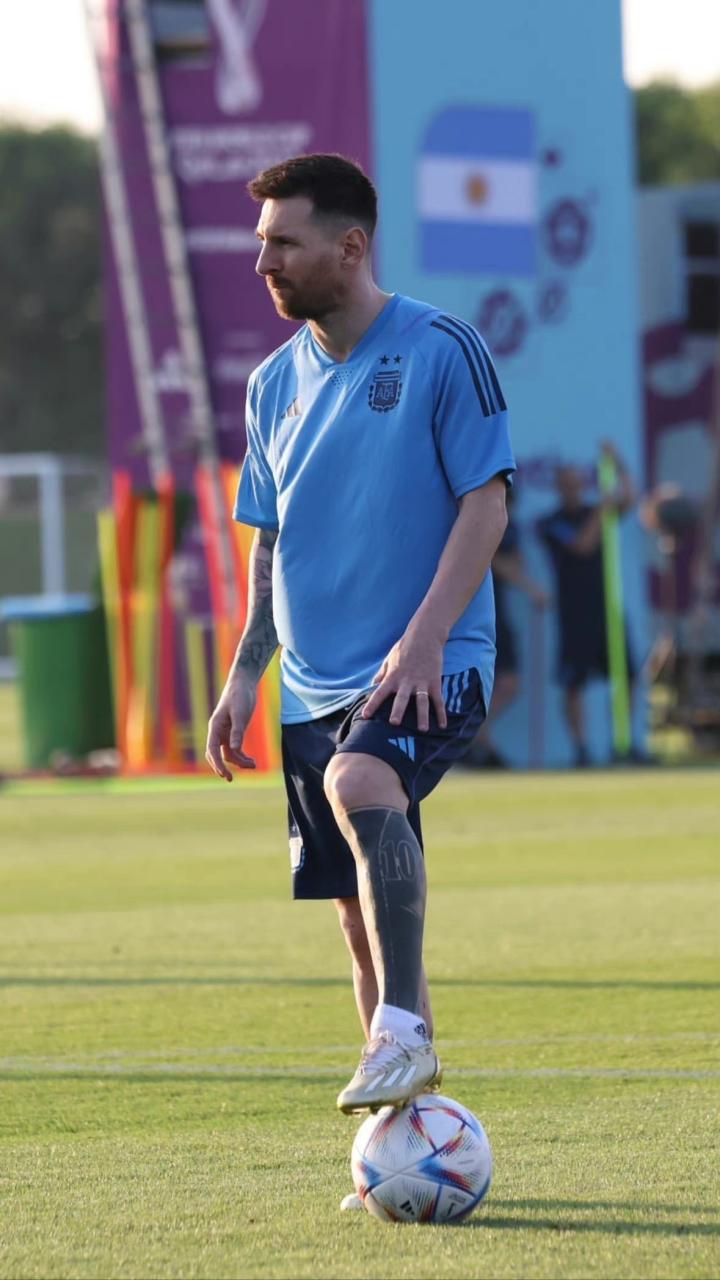 眼神坚定梅西更新社媒晒踩球训练照