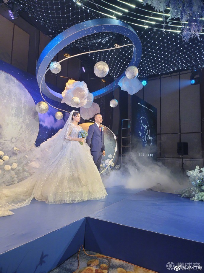 冯仁亮与妻子大婚多名昔日火车头队友到场祝贺