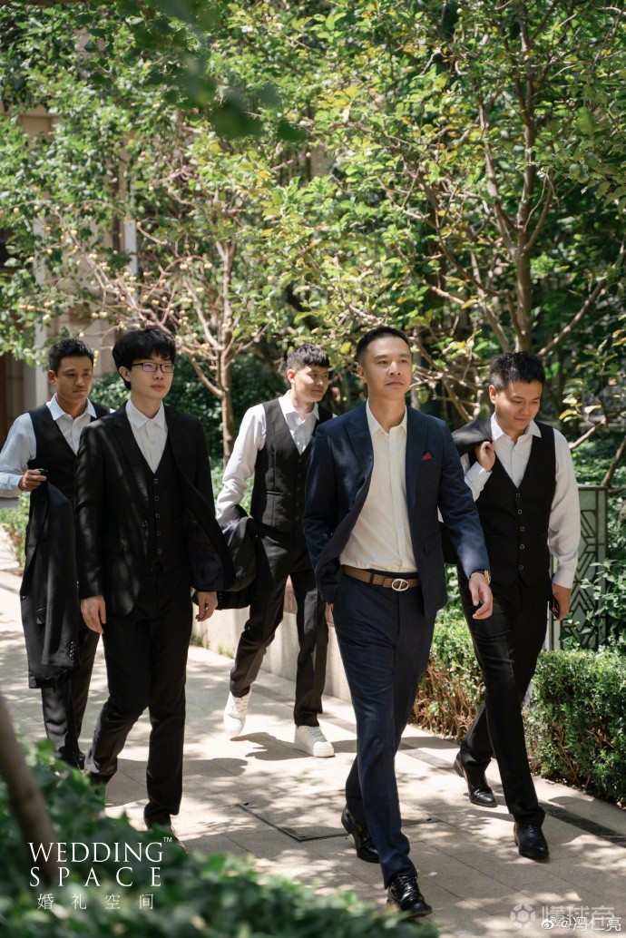 冯仁亮与妻子大婚多名昔日火车头队友到场祝贺