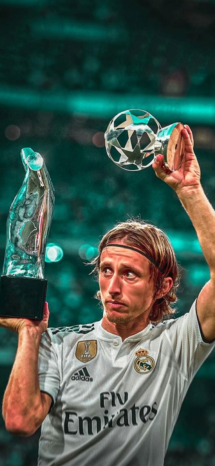 踢球侠无水印全面屏壁纸:西甲皇马莫德里奇手机壁纸第二期