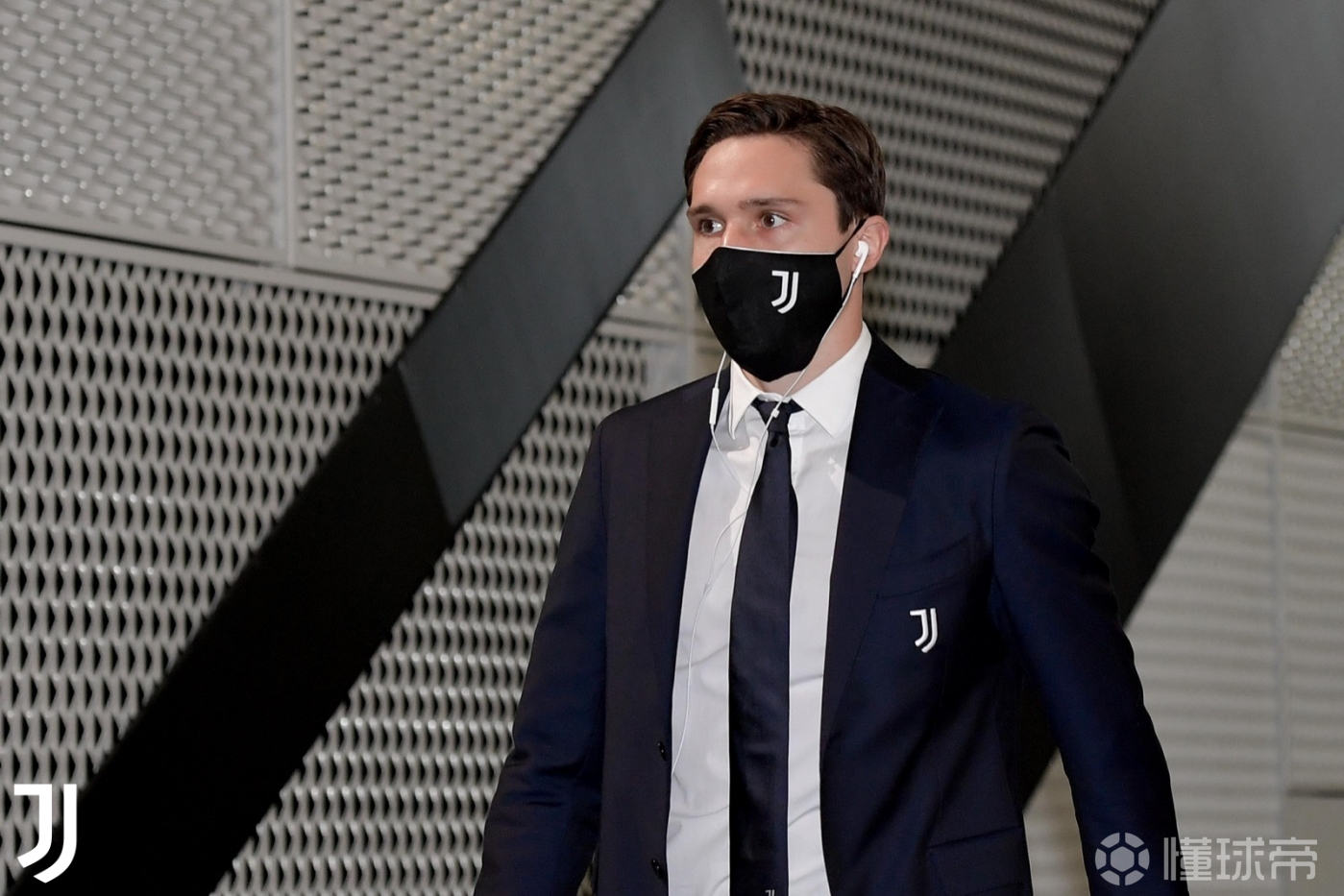 c罗身穿西装帅气领衔,尤文抵达球场