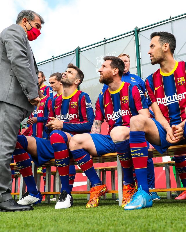 高清图集:梅西领衔,巴萨拍摄20-21赛季全家福