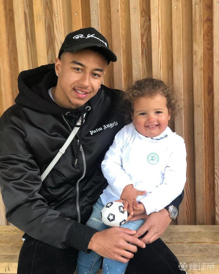 林加德在社交媒体上晒出与女儿外出的照片照片里