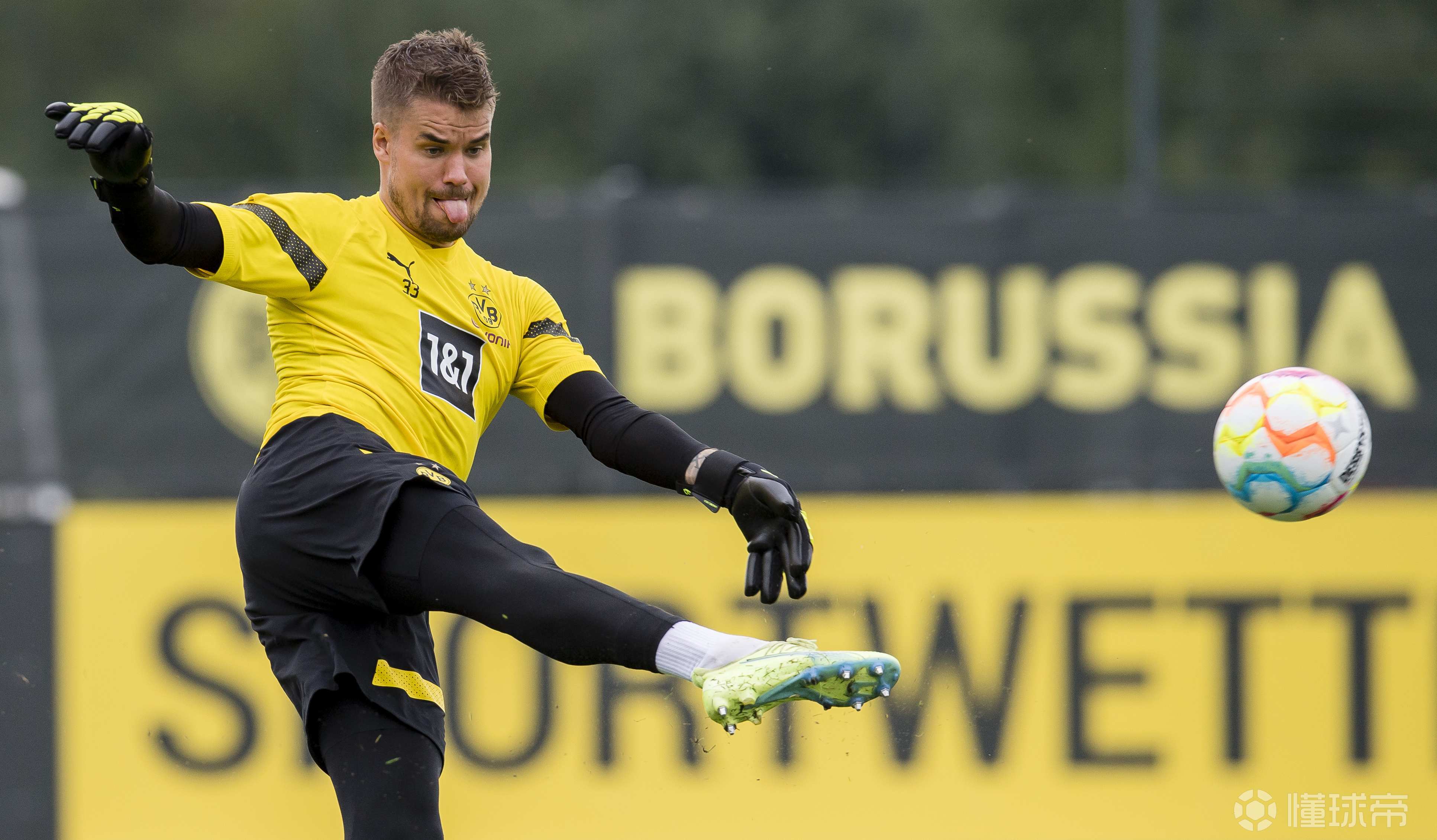 我横门将新技能get!迈尔:我只是吐了吐舌头,对.