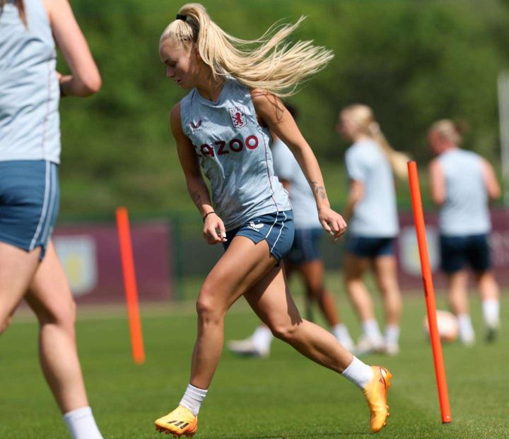 24岁的瑞士女足国脚阿丽莎莱曼alisha