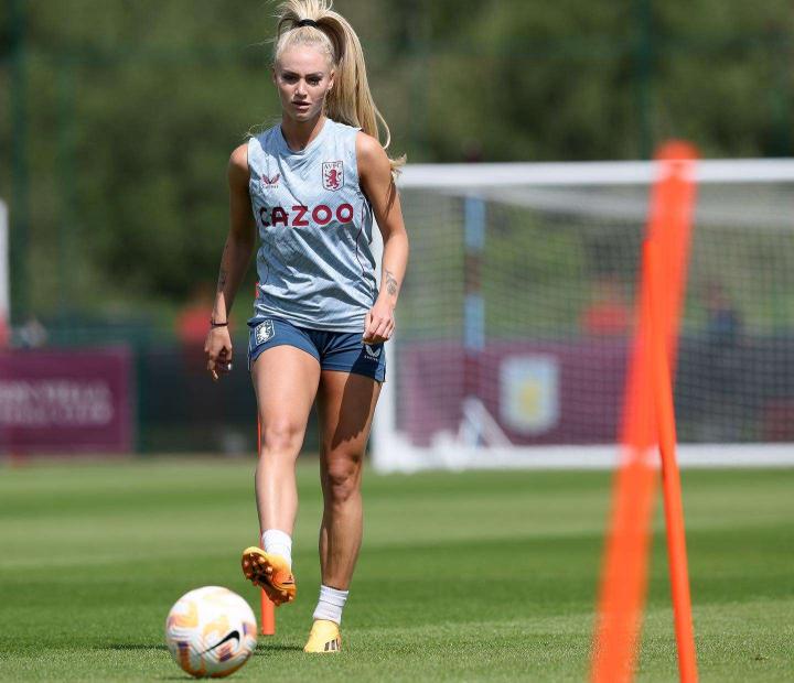 24岁的瑞士女足国脚阿丽莎莱曼alisha