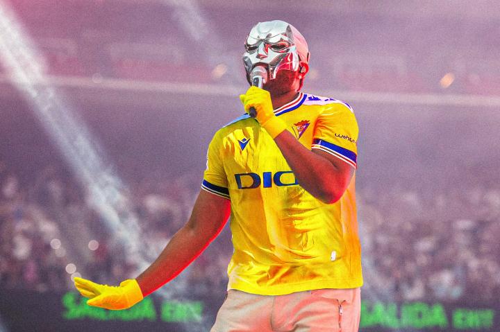 歌手威肯theweeknd身穿加的斯球衣在