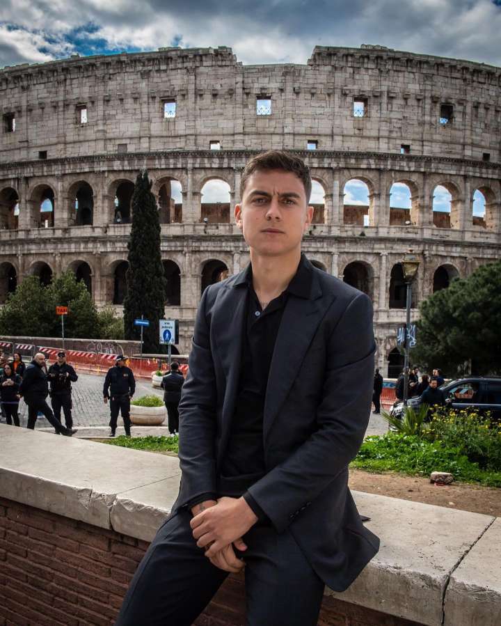 签约球员还送模特罗马官方社媒晒出迪巴拉西装照