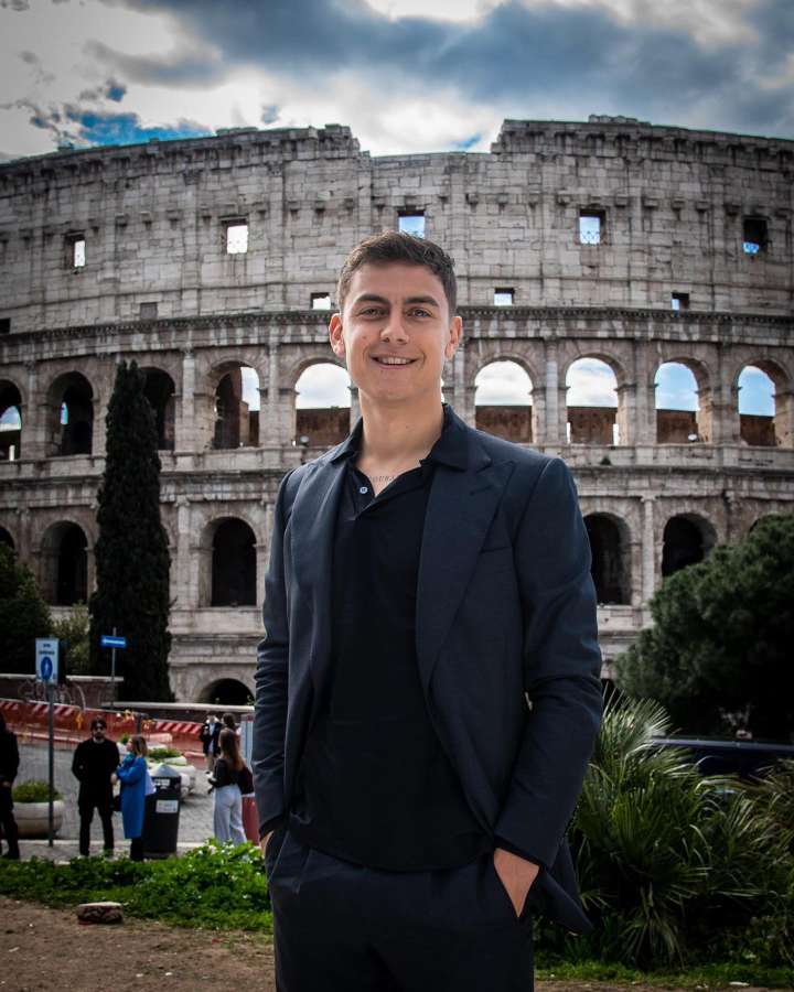 签约球员还送模特罗马官方社媒晒出迪巴拉西装照