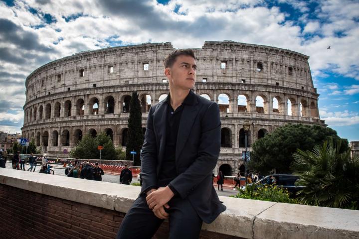 签约球员还送模特罗马官方社媒晒出迪巴拉西装照