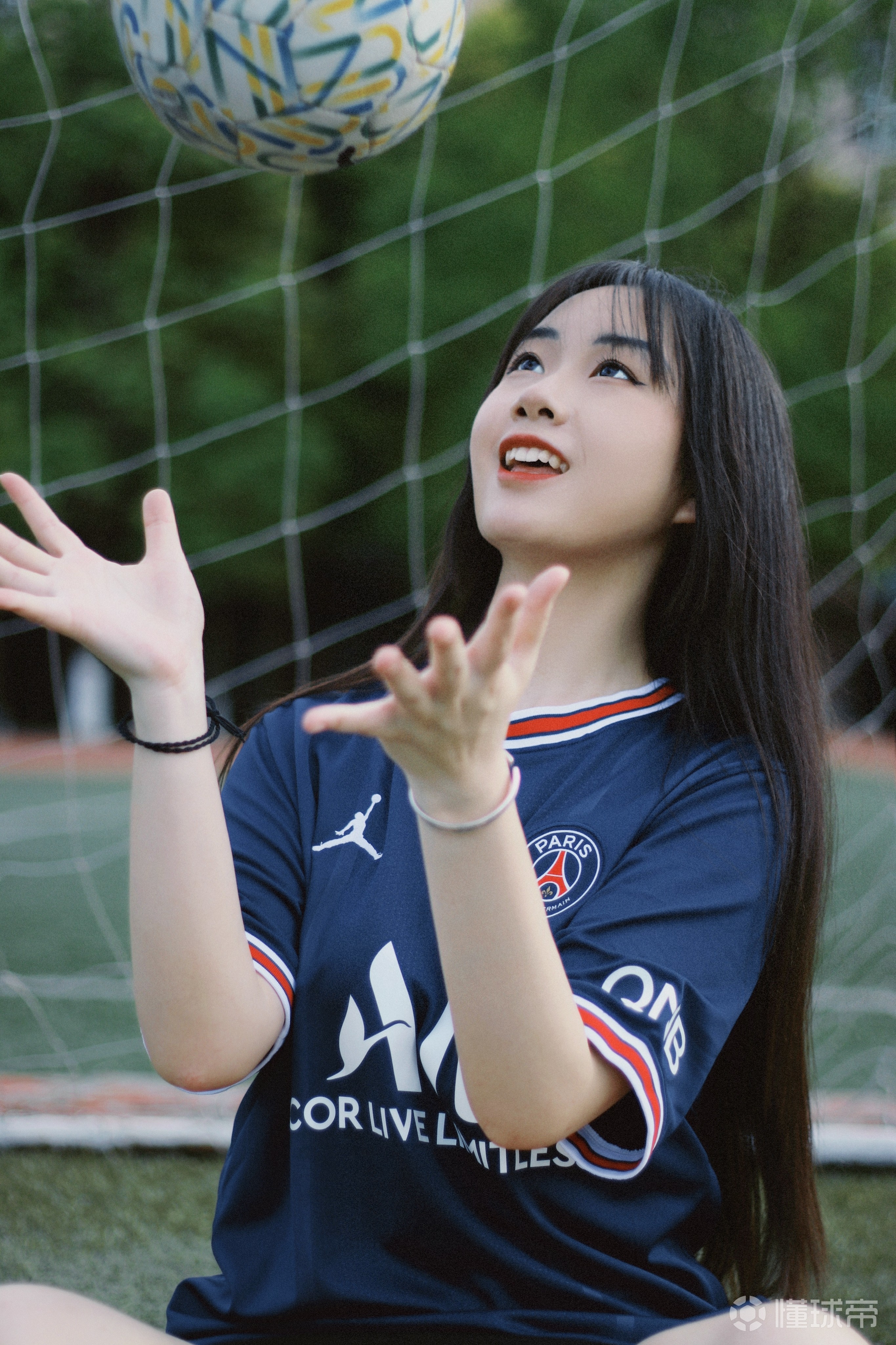 女球迷采访:深爱梅西的她来自球迷世家,msn是她的最美回忆