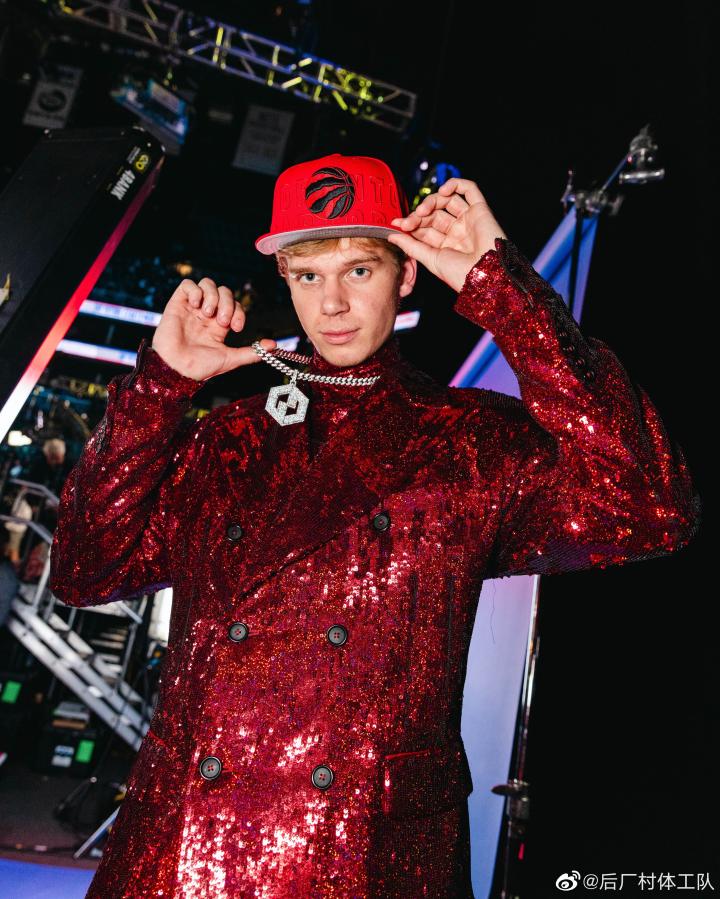 猛龙的13号秀"屌哥"格雷迪-迪克选择1号球衣.|懂球帝