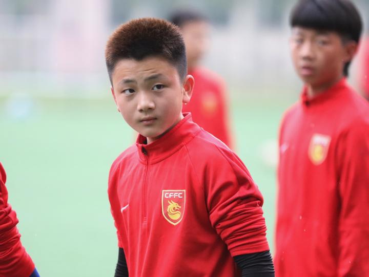 u15梯队的张昊,李博文,曾钺等队员就会经常扛着一袋足球来到训练场,短