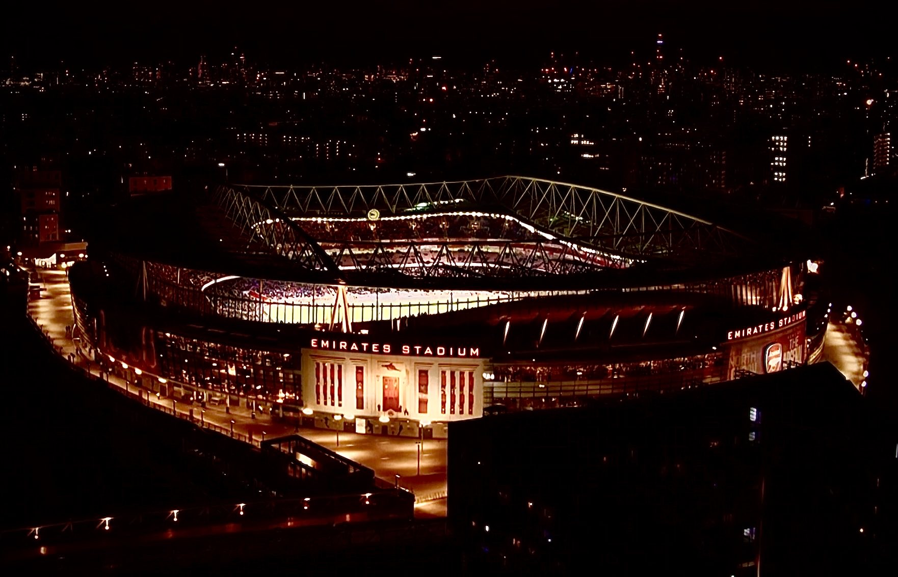 北伦敦,红白衫,酋长球场路边摊; 穿之人,爱之仁,遍布全球一家人.