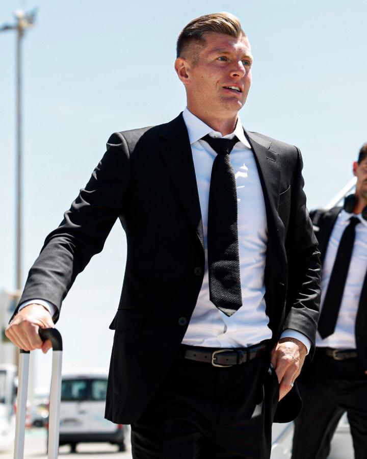 西装革履容光焕发皇马男团抵达塞维利亚