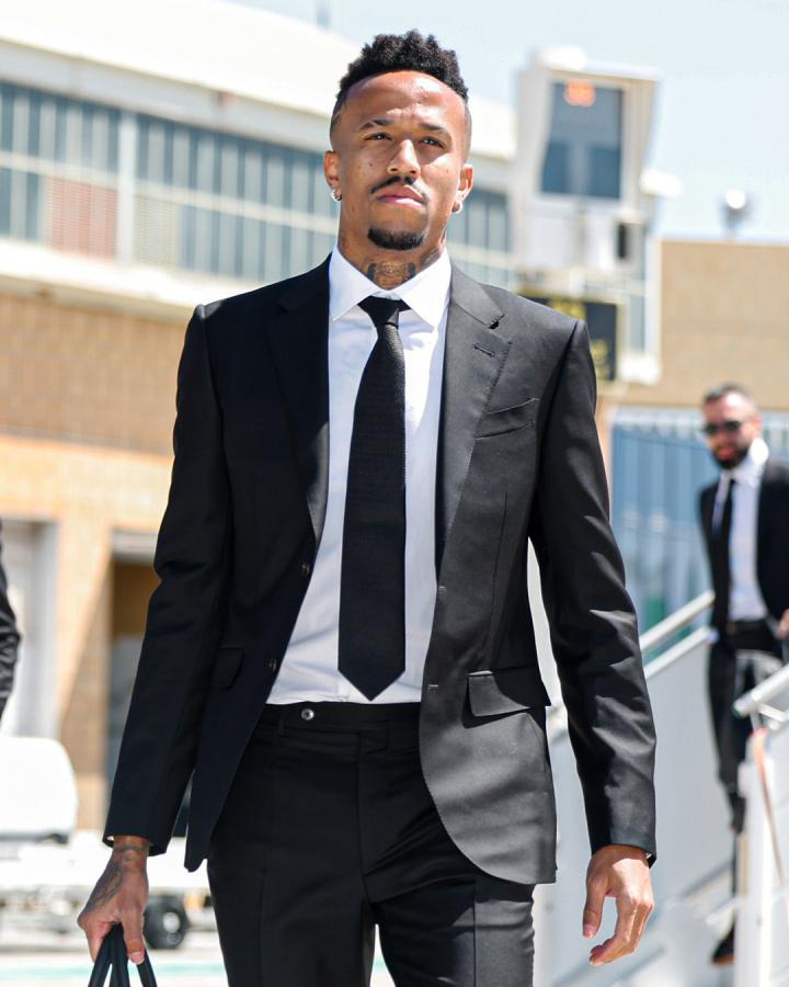 西装革履,容光焕发!"皇马男团"抵达塞维利亚.|皇家马德里|懂球帝