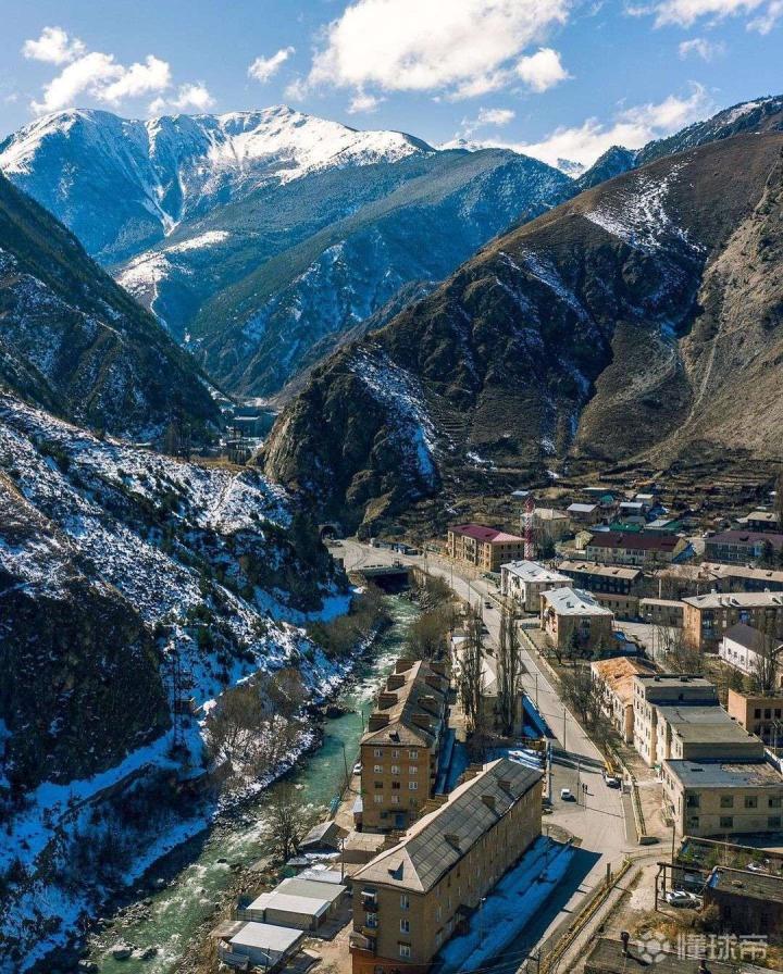 俄罗斯北奥塞梯阿兰共和国小镇mizur的一个球