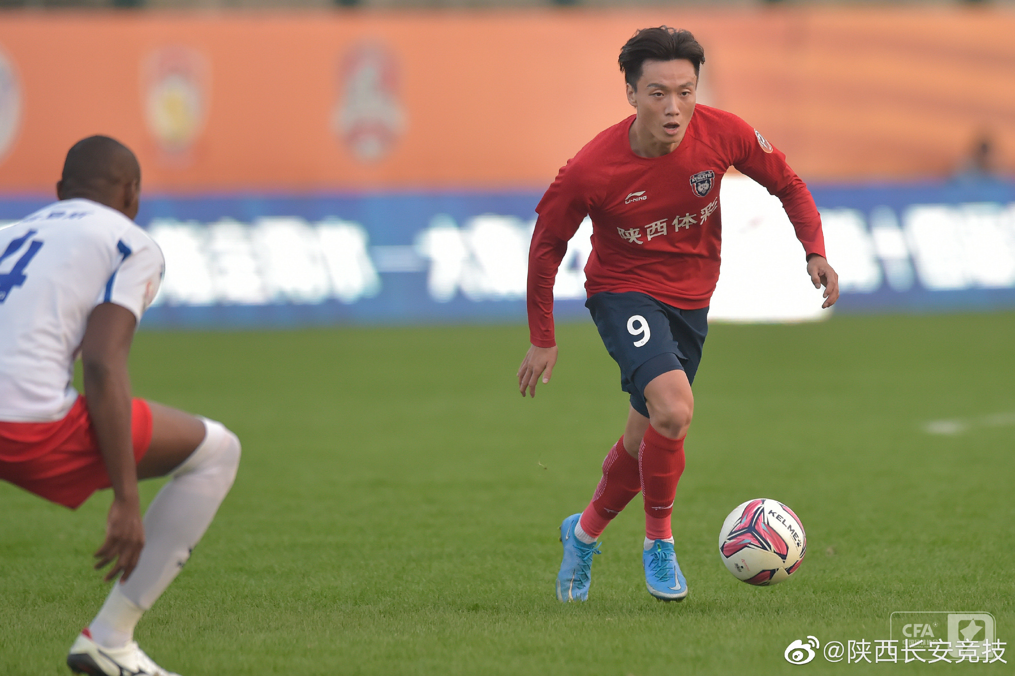 2018赛季,杨贺为陕西队出战中乙联赛30场,其中首发28场,斩获15球,不仅