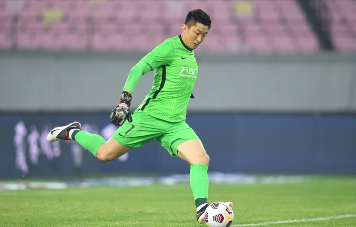 从大连阿尔滨到大连一方再到如今的大连人队,张翀一直是球队门将位置
