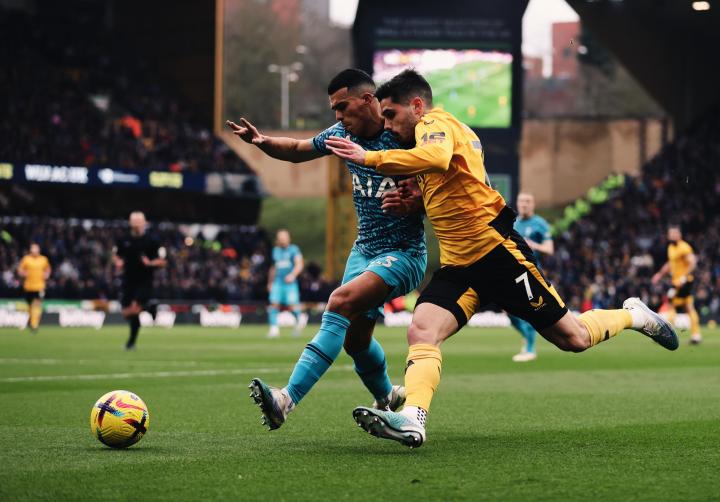 特劳雷补射建功狼队主场力克热刺