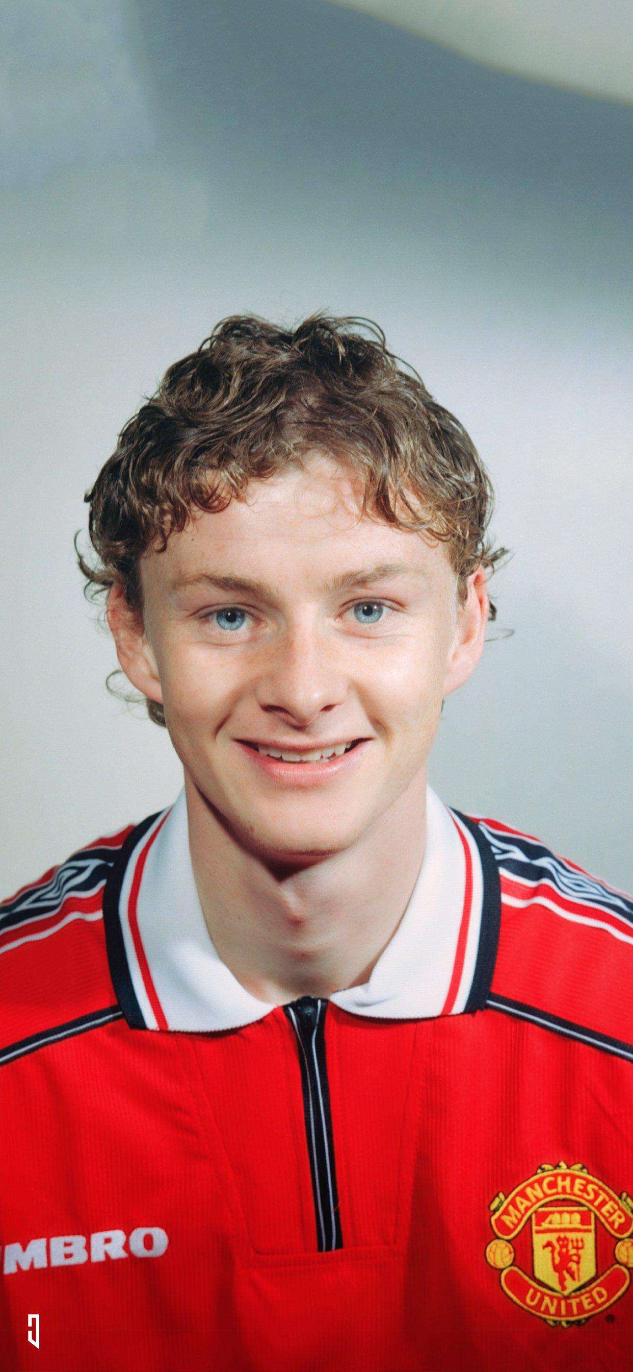 挪威语:ole gunnar solskjaer,1973年2月26日出生于挪威克里斯蒂安松