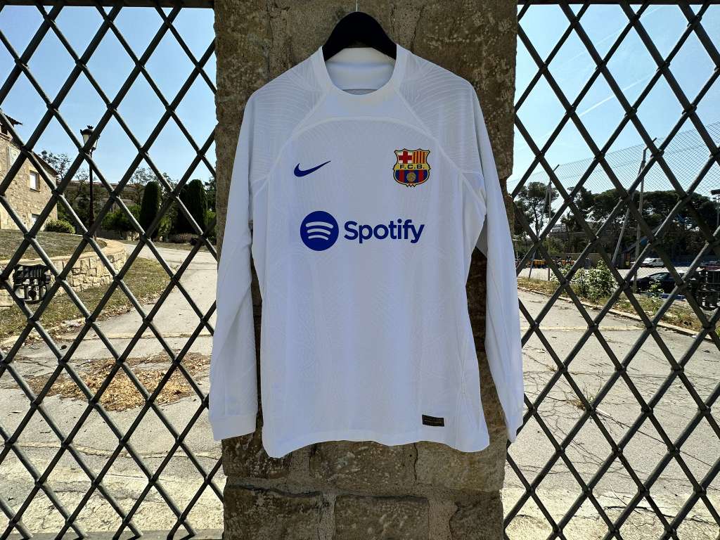巴塞罗那足球俱乐部下赛季客场球衣长袖图片来