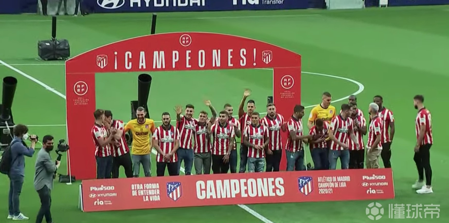 荣耀时刻马竞捧起202021赛季西甲冠军奖杯