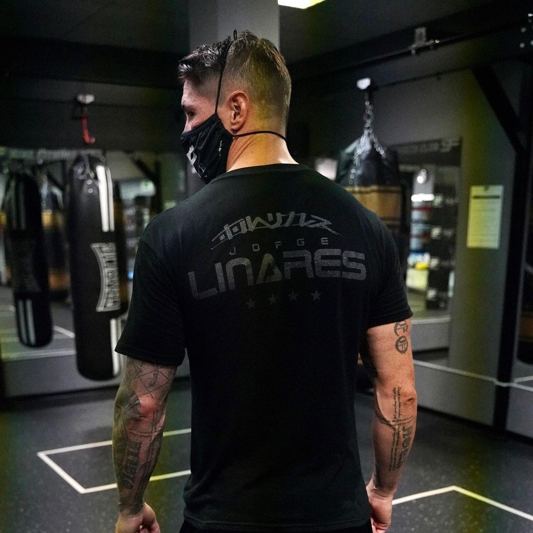 2019年,35岁的托雷斯宣布退役,退役后他的兴趣似乎转向撸铁健身,身材