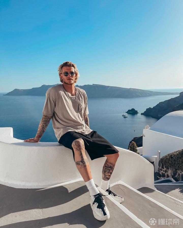 帅气型男卡里乌斯社媒更新帅照我只是来这里看风景的