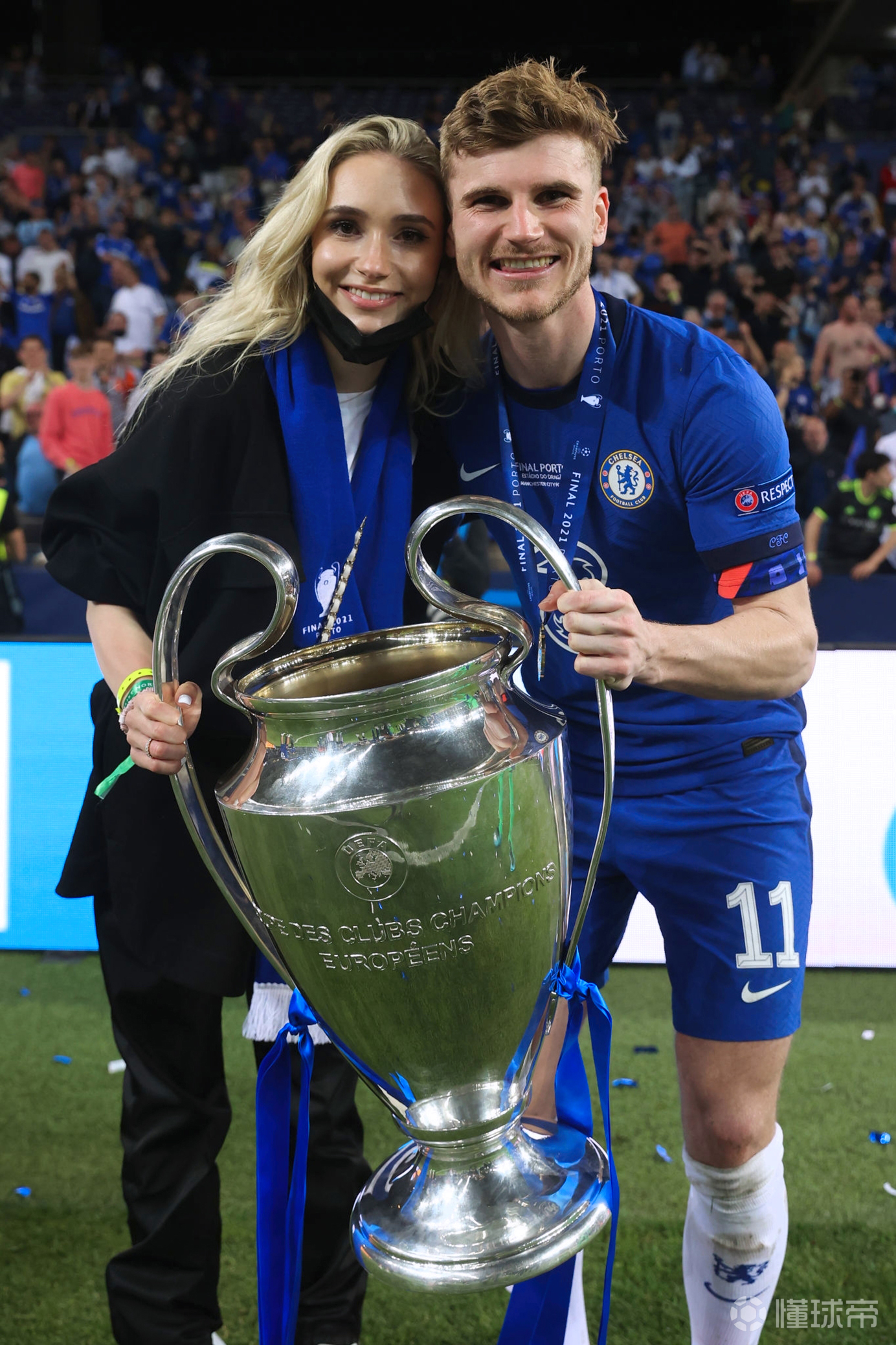 圆梦时刻!维尔纳与女友共庆欧冠冠军